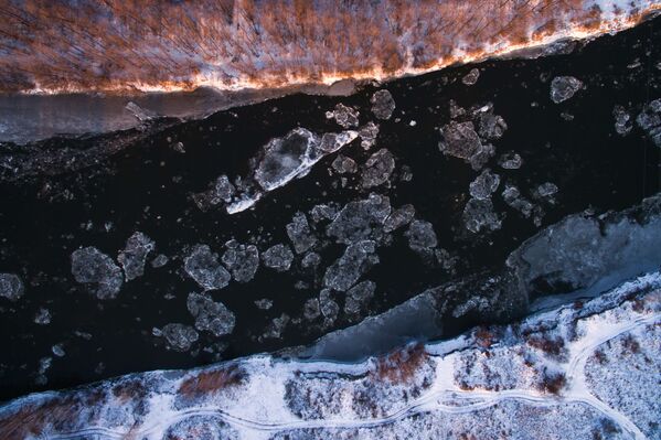 Nga. Tỉnh Novosibirsk. Đá băng trên sông Inya. Ảnh chụp từ trực thăng. - Sputnik Việt Nam
