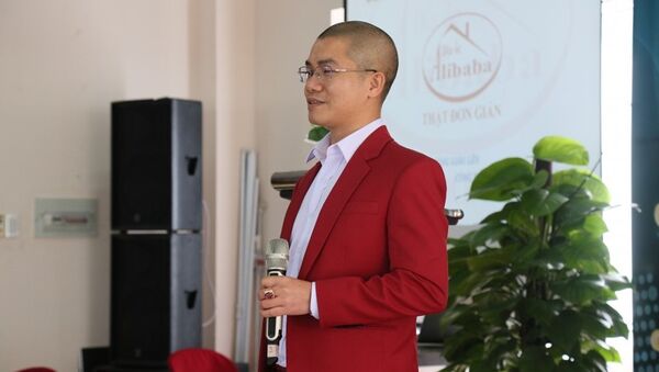 CEO Nguyễn Thái Luyện của Công ty địa ốc Alibaba đưa ra mồi nhử về cam kết lợi nhuận tại các lễ mở bán - Sputnik Việt Nam