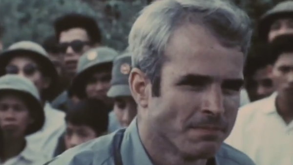 Đoạn phim màu quay nụ cười của John McCain khi được trả tự do sau 5 năm. - Sputnik Việt Nam