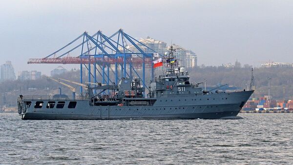 Польский многоцелевой корабль тылового обеспечения Kontraadmiral Xavery Czernicki в порту Одессы - Sputnik Việt Nam