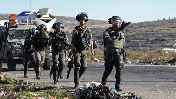 Nhân viên thực thi pháp luật Israel trong cuộc đụng độ gần Ramallah, biên giới Palestine và Israel. - Sputnik Việt Nam