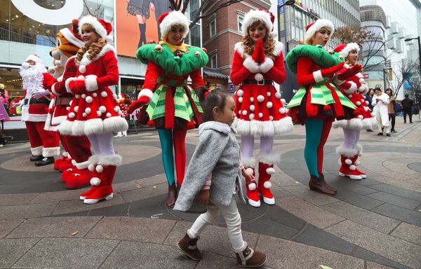 Các cô gái trong trang phục Santa Claus trên đường phố Seoul - Sputnik Việt Nam