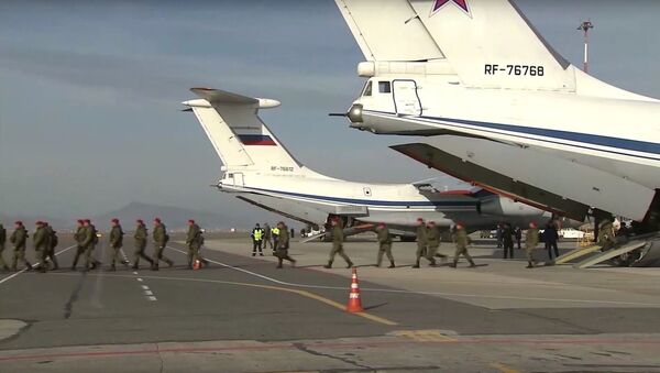 Cục Thông tin và Truyền thông của Bộ Quốc phòng Liên bang Nga đã xuất bản video ghi lại cảnh đón chào tại Makhachkala các cảnh sát quân sự trở về từ Syria. - Sputnik Việt Nam