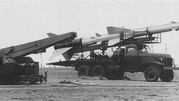 Đạn tên lửa V-750 của hệ thống SA-2 sau khi lắp ráp hoàn chỉnh được cẩu lên xe vận chuyển TMZ - Sputnik Việt Nam