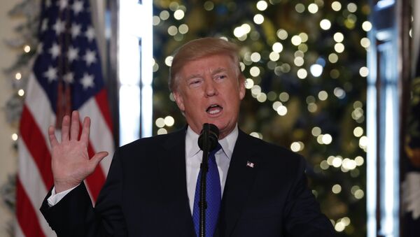 U.S. President Donald Trump delivers a speech on tax reform legislation at the White House in Washington, U.S., December 13, 2017 - Sputnik Việt Nam