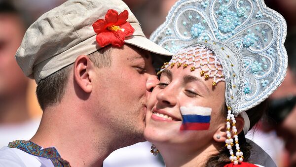 Cổ động viên Nga hôn nhau tại trận đấu bóng đá giữa Bỉ và Nga ở sân vận động Maracana, Rio de Janeiro. - Sputnik Việt Nam