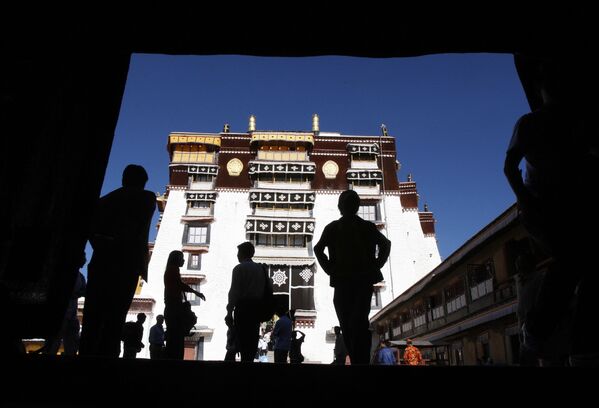 Các du khách gần Cung điện Potala ở Lhasa - Sputnik Việt Nam