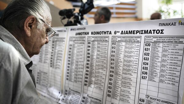 Người đàn ông xem các địa chỉ bỏ phiếu trưng cầu ý dân tại Hy Lạp - Sputnik Việt Nam