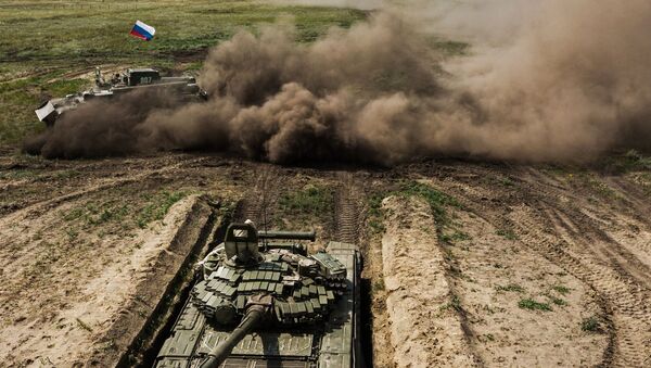 Quân nhân Lực lượng Vũ trang Nga tại cuộc thi sửa xe thiết giáp trong khuôn khổ Trò chơi quân sự quốc tế. - Sputnik Việt Nam