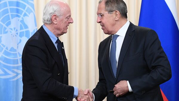 Bộ trưởng Ngoại giao Nga Sergei Lavrov cùng với Bộ trưởng Quốc phòng Sergei Shoigu đã gặp đặc phái viên của Tổng thư ký LHQ về vấn đề Syria Staffan de Mistura. - Sputnik Việt Nam