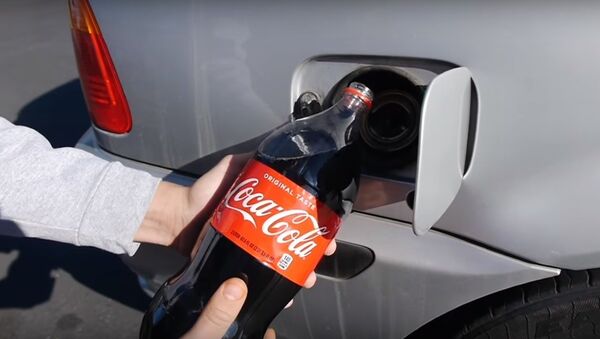 Cho xe BMW uống thử Coca-Cola - Sputnik Việt Nam