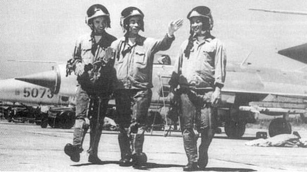 Các phi công thiện xạ của Việt Nam Nguyễn Văn Cốc (hạ 9 máy bay Mỹ, bên phải) và Nguyễn Đức Soát (hạ 6 máy bay Mỹ, bên trái) đang nghe Phạm Thanh Ngân (hạ 8 máy bay Mỹ, ở giữa) kể về một chiến công của mình - Sputnik Việt Nam