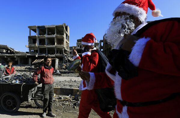 Syria. Những ông già Santa Claus trên đường phố Raqqa. - Sputnik Việt Nam