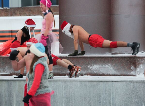 Novosibirsk. Những người tham gia cuộc đua nhân dịp Năm mới - buổi tắm sông trong giá lạnh - những con hải mã mặc trang phục ông già Noel - Sputnik Việt Nam