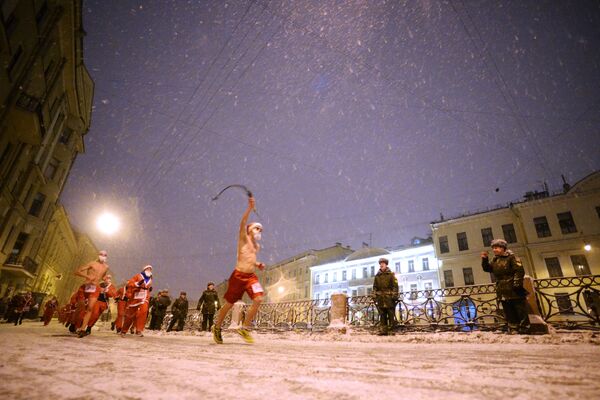 Cuộc chạy đua quy mô của những ông già  Santa Claus tại St. Petersburg. - Sputnik Việt Nam