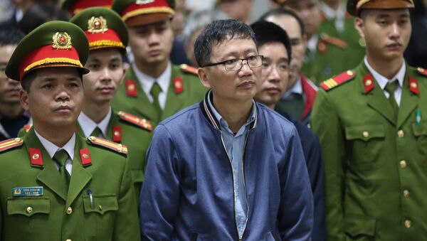 Вьетнамский бизнесмен Чинь Суан Тхань в зале суда в Ханое - Sputnik Việt Nam