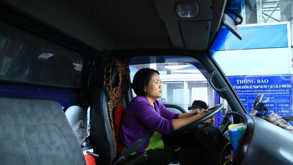 Bị nữ tài xế xe tải phản đối, BOT T2 Cần Thơ - An Giang xả trạm. - Sputnik Việt Nam