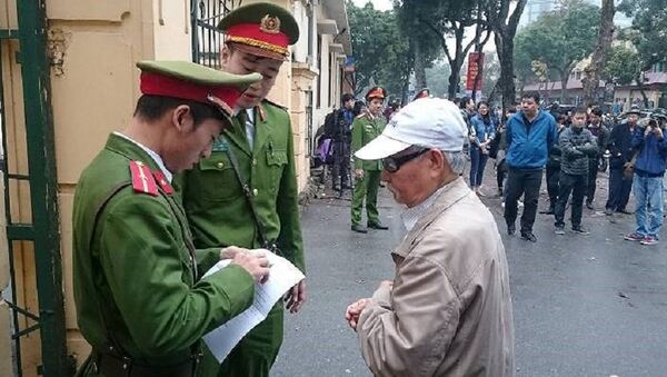 Ông Trịnh Xuân Giới, bố Trịnh Xuân Thanh đang đưa giấy mời để vào tòa - Sputnik Việt Nam