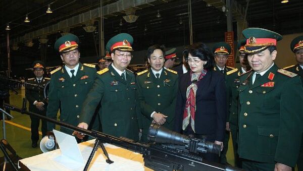Súng bắn tỉa OSV-96 do Việt Nam sản xuất được giới thiệu với Phó Chủ tịch nước Đặng Thị Ngọc Thịnh - Sputnik Việt Nam