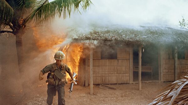 Lính Mỹ trên nền ngôi nhà dân bị đốt cháy. Chiến tranh ở Việt Nam - Sputnik Việt Nam