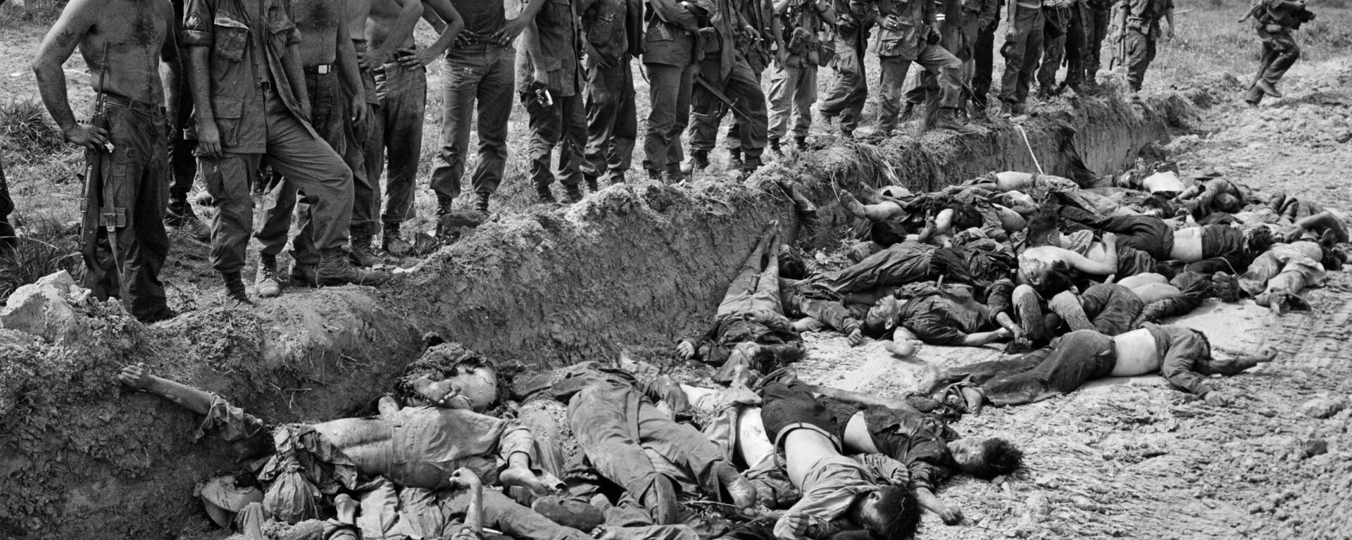 Lính Mỹ nhìn đám thi thể những người Việt bị họ giết chết. Chiến tranh Việt Nam, năm 1967 - Sputnik Việt Nam, 1920, 30.07.2019
