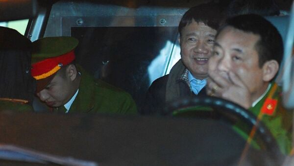 Ông Đinh La Thăng tươi cười rời toà sau ngày xét xử thứ 4 - Sputnik Việt Nam