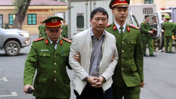 Полиция провожает в зал суда вьетнамского бизнесмена Чинь Суан Тхань в Ханое - Sputnik Việt Nam