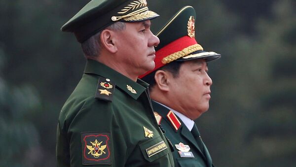 Bộ trưởng Quốc phòng Nga Sergei Shoigu và Bộ trưởng Quốc phòng Việt Nam Ngô Xuân Lịch trong cuộc họp tại Hà Nội - Sputnik Việt Nam