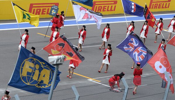Hoạt náo viên Grid girls trước vạch xuất phát cuộc đua Grand Prix Formula-1, đường đua Sochi, giai đoạn Nga - Sputnik Việt Nam