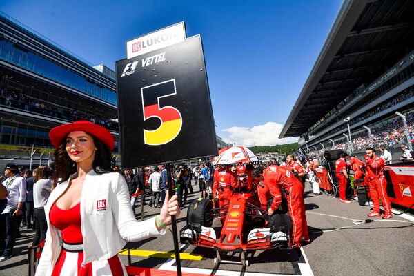 Grid girls trước vạch xuất phát của các tay đua ở Grand Prix Formula-1, giai đoạn Nga - Sputnik Việt Nam