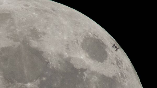 Trạm không gian quốc tế ISS bay qua mặt trăng đêm rằm - Sputnik Việt Nam