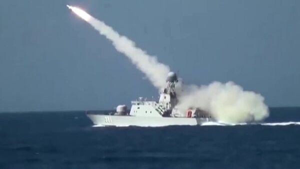 Tàu 381 lớp BPS-500 bắn tên lửa chống hạm Uran-E trong tư thế vận động trên biển. - Sputnik Việt Nam
