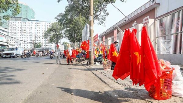 Người dân bán cờ, áo... trước sân. - Sputnik Việt Nam