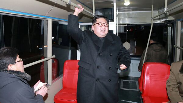 Kim Jong-un đi ô tô điện trong đêm Bình Nhưỡng - Sputnik Việt Nam