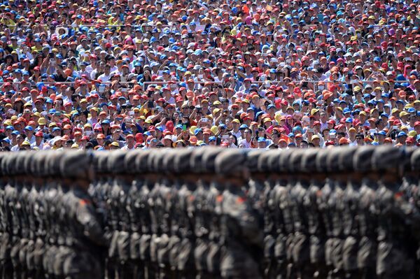 Khán giả  theo dõi diễu hành của quân nhân Trung Quốc trong cuộc duyệt binh quân sự tại quảng trường Thiên An Môn ở Bắc Kinh - Sputnik Việt Nam