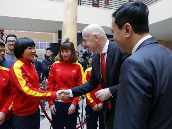 Chủ tịch FIFA Gianni Infantino bắt tay với một nữ cầu thủ ở Hà Nội - Sputnik Việt Nam