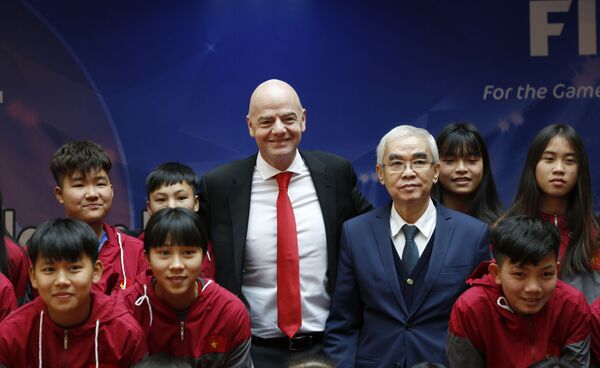 Chủ tịch FIFA Gianni Infantino và Chủ tịch Liên đoàn bóng đá Việt Nam Lê Hùng Dũng với các cầu thủ bóng đá trẻ tại Hà Nội - Sputnik Việt Nam