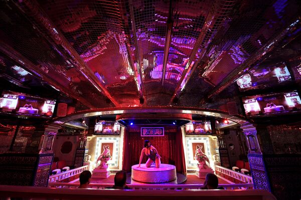 Biểu diễn thoát y vũ cho người lớn tại câu lạc bộ đêm Bagdad ở Barcelona - Sputnik Việt Nam
