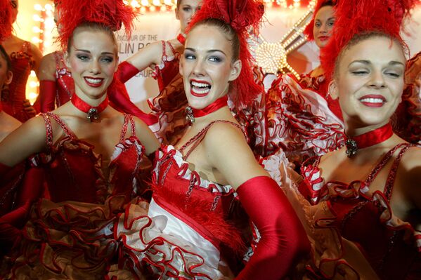 Nhóm vũ công Pháp Moulin Rouge tạo dáng trước nhiếp ảnh gia sau một cuộc họp báo ở Mumbai, Ấn Độ - Sputnik Việt Nam