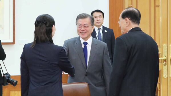 Президент Южной Кореи Мун Джэин приветствует представителей делегации высокопоставленных северокорейских чиновников - Sputnik Việt Nam