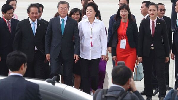 Thượng úy Đặng Thị Hồng Nhung (ngoài cùng bên phải) tham gia tháp tùng phu nhân tổng thống Hàn Quốc. - Sputnik Việt Nam