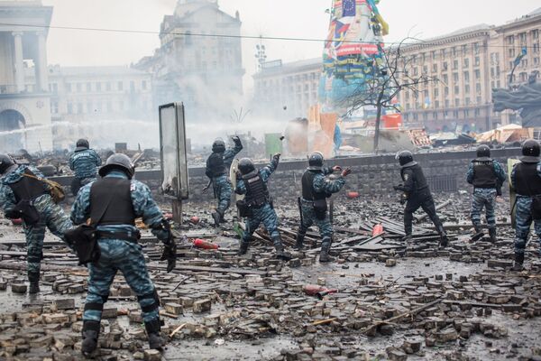 Nhân viên thực thi pháp luật trong thời gian đụng độ với người biểu tình trên quảng trường Maidan ở Kiev. - Sputnik Việt Nam