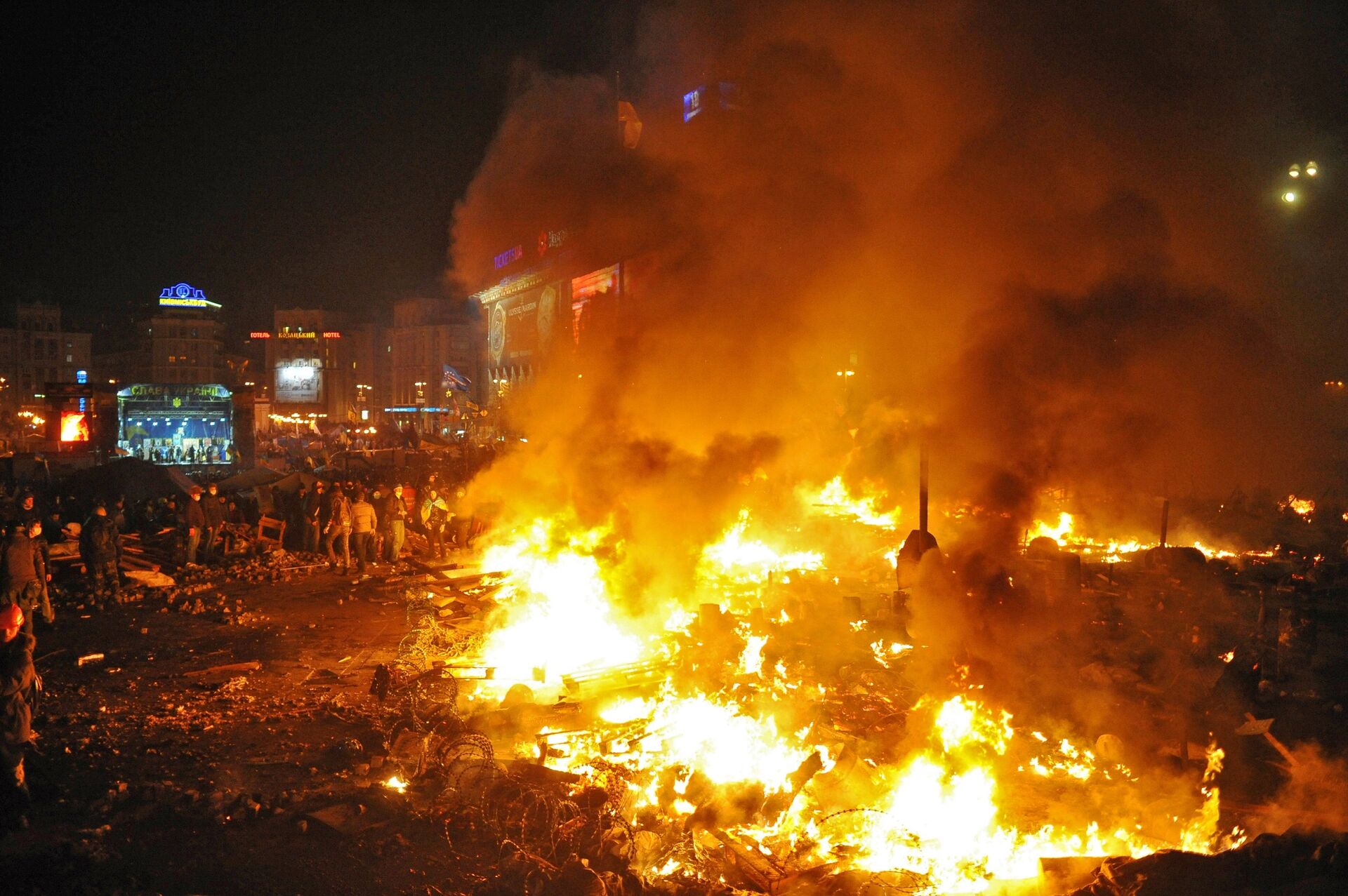Đốt lửa và dựng lều trên quảng trường Maidan ở Kiev, nơi xảy ra xung đột giữa phái đối lập và cảnh sát. - Sputnik Việt Nam, 1920, 16.02.2024