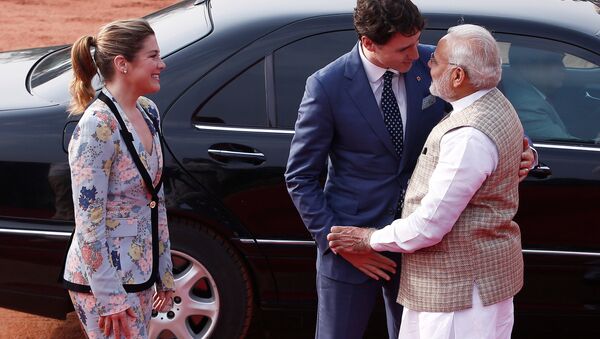Canadian Prime Minister Justin Trudeau (C) hugs his Indian counterpart Narendra Modi as his wife Sophie Gregoire (L) looks on during Trudeau's ceremonial reception in New Delhi, India, February 23, 2018. - Sputnik Việt Nam