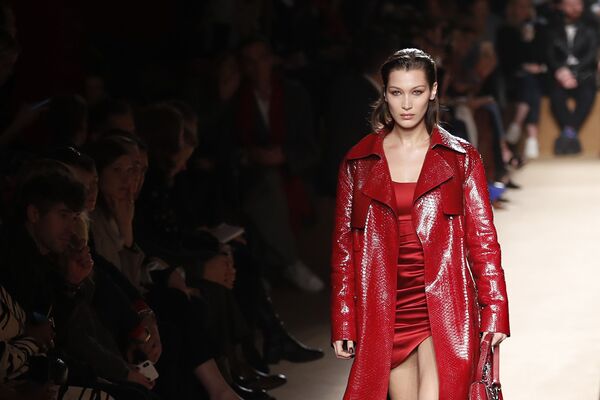 Bella Hadid trong bộ màu đỏ tươi của Roberto Cavalli tại Tuần lễ thời trang Milan - Sputnik Việt Nam