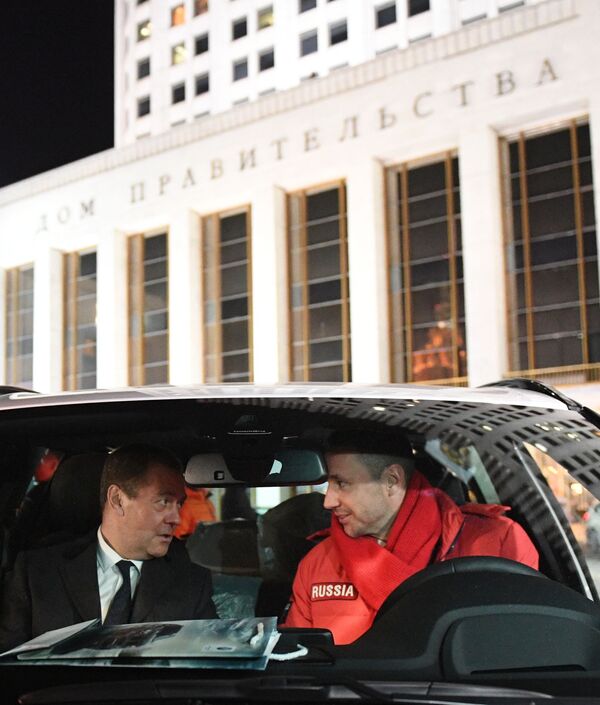 Thủ tướng Nga Dmitry Medvedev và nhà vô địch Olympic môn hockey trên băng Ilya Kovalchuk trong xe sau lễ trao tặng xe ô tô cho các VĐV Nga đoạt huy chương Thế vận hội Olympic Mùa Đông XXIII ở Pyeongchang - Sputnik Việt Nam