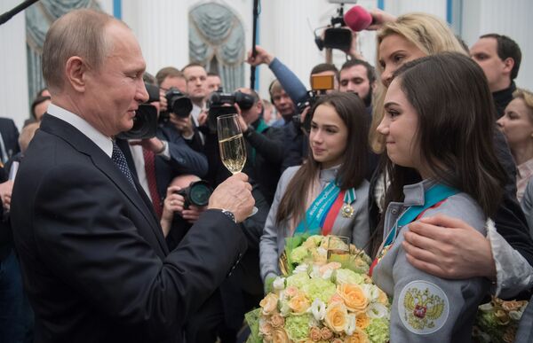 Tổng thống Nga Vladimir Putin trao tặng Huân chương Hữu nghị cho các VĐV đoạt giải môn trượt băng nghệ thuật Olympic Mùa Đông XXIII ở Pyeongchang Aline Zagitovoy và Evgenia Medvedeva - Sputnik Việt Nam