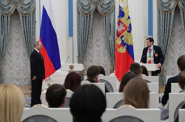 Tổng thống Nga Vladimir Putin và nhà vô địch môn hockey Olympic Mùa Đông tại Pyeongchang Pavel Datsyuk tại lễ trao giải nhà nước cho các VĐV trong điện Kremlin - Sputnik Việt Nam
