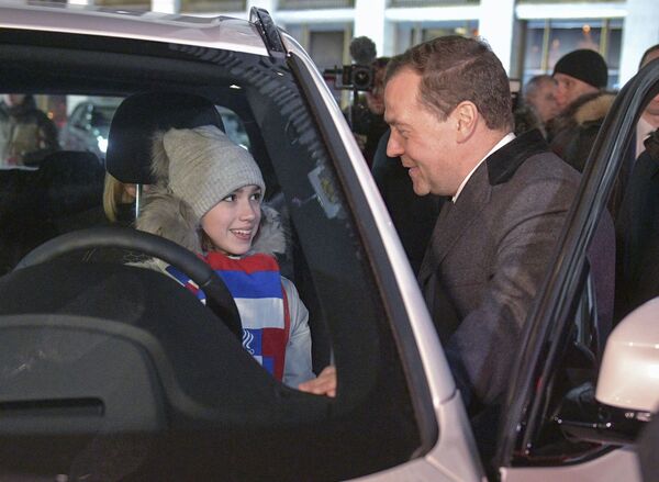 Thủ tướng Dmitry Medvedev và VĐV vô địch Olympic môn trượt băng nghệ thuật Alina Zagitova sau lễ trao tặng xe ô tô cho các VĐV Nga đoạt giải Thế vận hội Olympic Mùa Đông XXIII ở Pyeongchang - Sputnik Việt Nam
