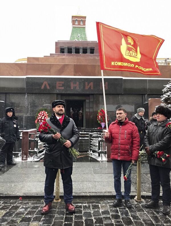 Ứng viên tranh chức Tổng thống từ đảng “Những người Cộng sản Nga Maxim Suraykin trước Lăng Lenin trên Quảng trường Đỏ - Sputnik Việt Nam